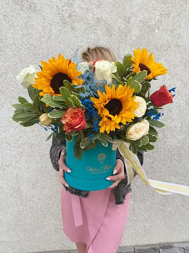 Композиция с подсолнухами и розами