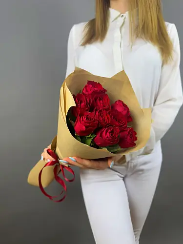 Букет живых цветов из красной розы премиум в крафтовой упаковке