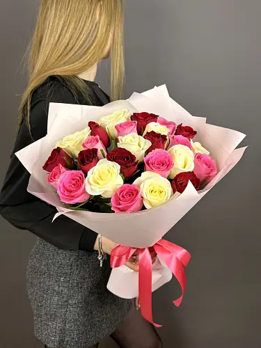 Нежный букет живых цветов из 25 разноцветных роз в дизайнерской упаковке