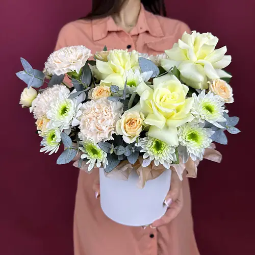 Букет живых цветов с нежными розами и хризантемой в красивой шляпной коробке