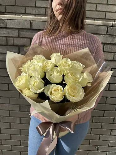 Букет живых цветов из 15 Белых роз