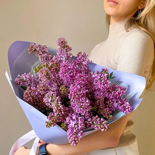 Композиция 7 веток сирени в дизайнерской упаковке
