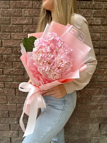 Букет живых цветов с розовой гортензией в дизайнерской упаковке