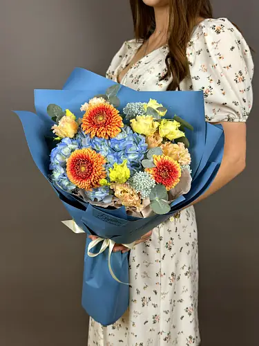 Букет с голубой гортензией и герберой мини 