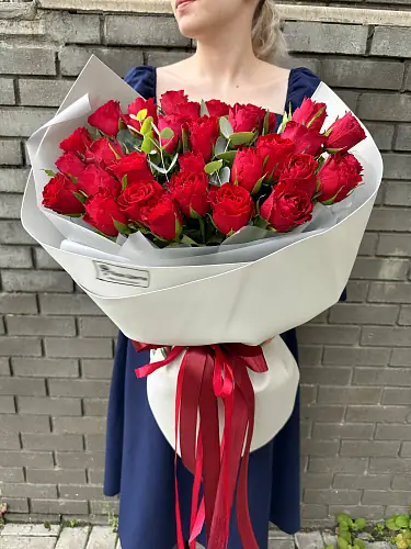 29 Роз в дизайнерской упаковке