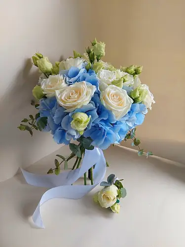 Букет невесты с розами и гортензией