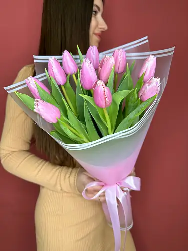 Букет живых цветов из 11 Розовых тюльпанов в дизайнерской упаковке