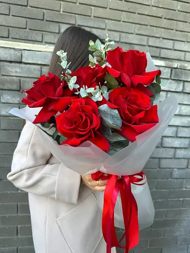 Букет живых цветов из 5 французских красных роз в дизайнерской упаковке