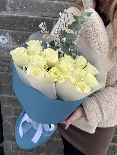 Букет живых цветов из 15 белых роз оформленный в дизайнерскую упаковку