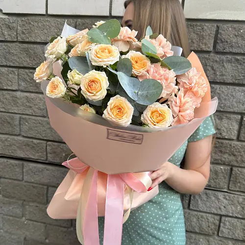 Букет с диантусами и кустовой розой