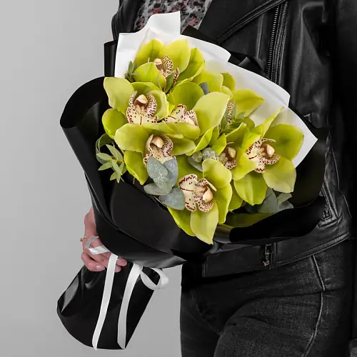 9 Зеленых Орхидей в черной упаковке