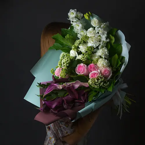 Букет с каллами и дельфиниумом 