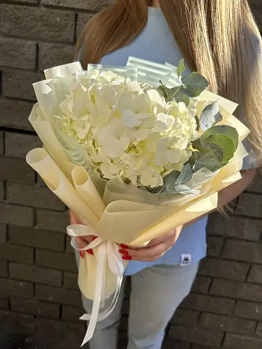 Букет живых цветов из гортензии с эвкалиптом