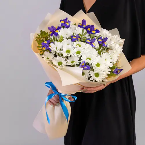 Букет с хризантемой и ирисами