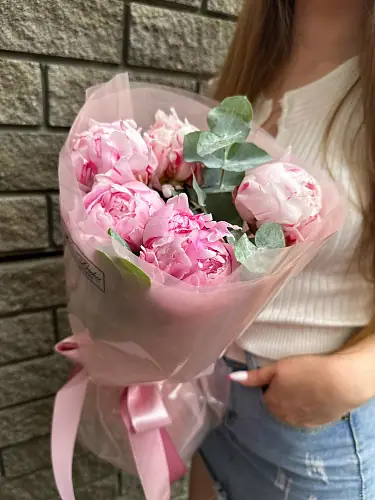 Букет живых цветов из 5 пионов с эвкалиптом в дизайнерской упаковке