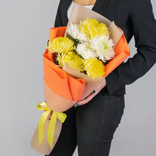 Букет из желтых и белых хризантем