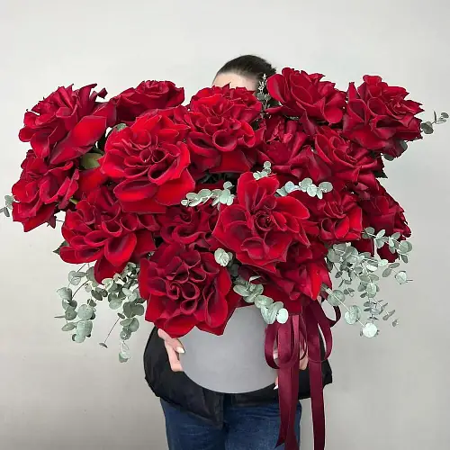 Французские красные розы в шляпной коробке