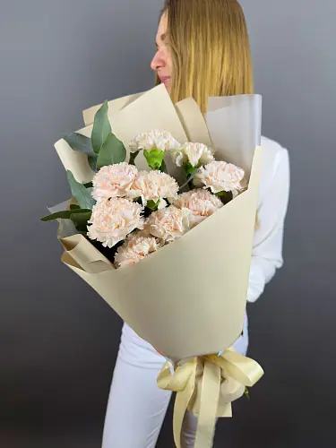 Букет живых цветов из Диантусов с эвкалиптом