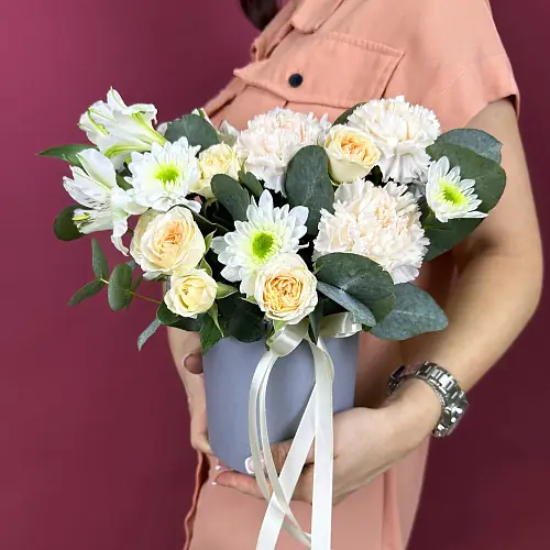 Коробка живых цветов с розами и кустовой хризантемой