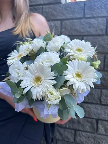 Шляпная коробка с эустомой и герберой 