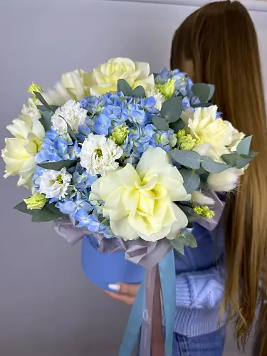 Голубая композиция с гортензией и розами 