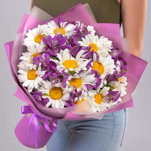 Букет из альстромерий и ромашек 