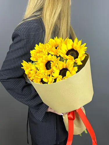 Букеты живых цветов "Солнечный" из подсолнухов в дизайнерской упаковке