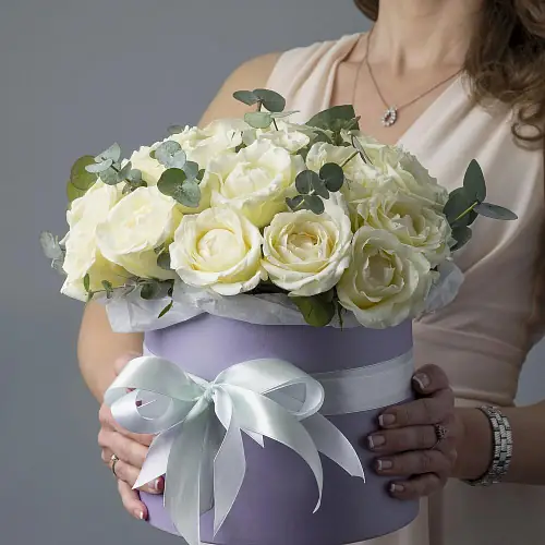 Белая роза в шляпной коробке