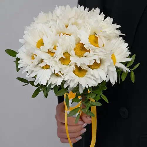 Букет невесты из 25 крупных ромашек 