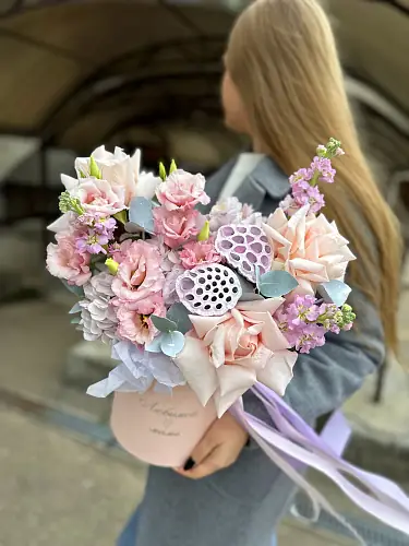 Шляпная коробка с гортензией и лотосом 