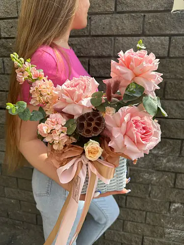 Корзина с пионовидными розами и маттиолой