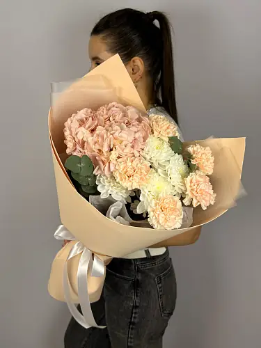 Стильный букет с розовой гортензией и диантусами 