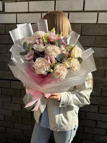 Букет живых цветов с гвоздикой и эустомой в дизайнерской упаковке