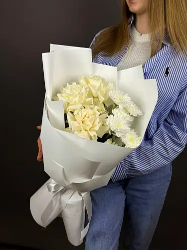 Нежный Букет живых цветов с кустовой хризантемой и розами в упаковке