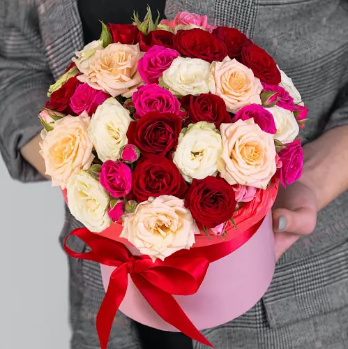 Розы пионовидные микс в шляпной коробке