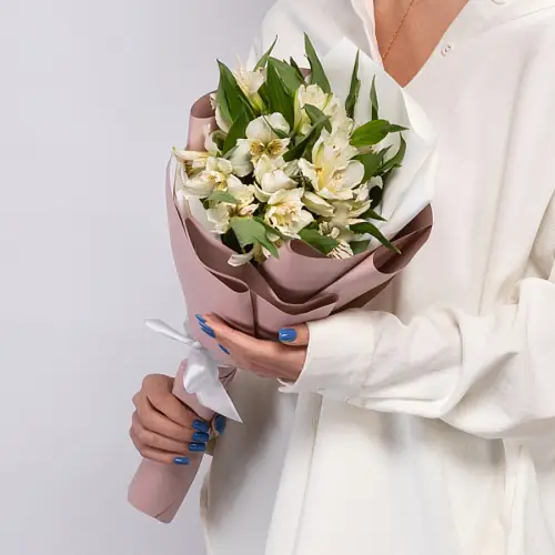 5 Белых Альстромерий в дизайнерской упаковке