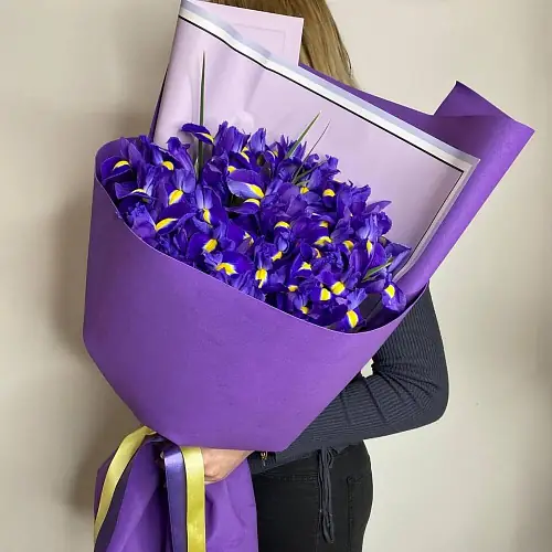 Букет живых цветов из ирисов оформленный в дизайнерскую упаковку