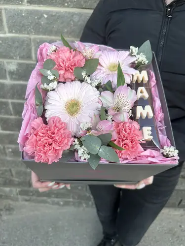 Цветы в коробке "Маме"
