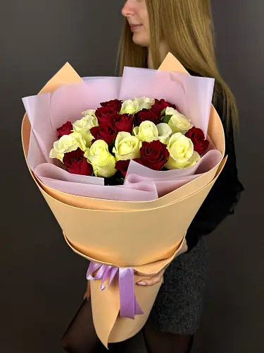 Букет из красных и белоснежных роз