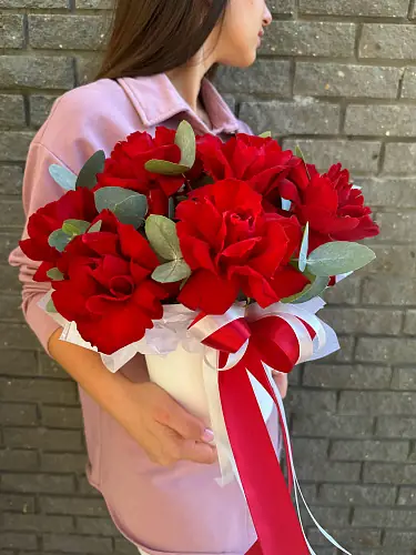 Композиция живых цветов с розой и эвкалиптом