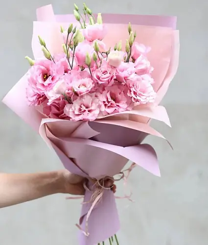 Розовые эустомы в упаковке 