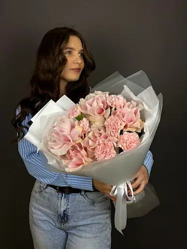 Очаровательный букет живых цветов с диантусами и розой в дизайнерской упаковке