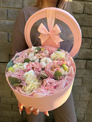 Шляпная коробка с эустомой и гортензией 