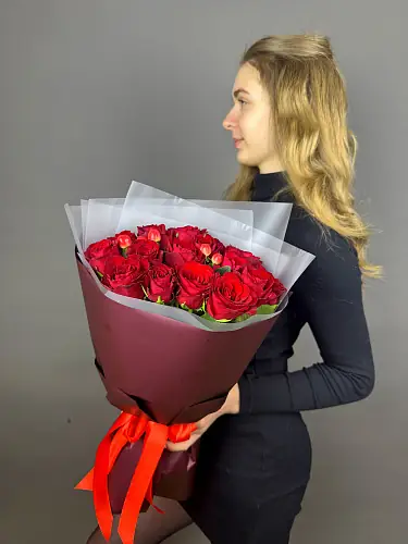 Букет живых цветов из красных роз и гиперикума в дизайнерской упаковке