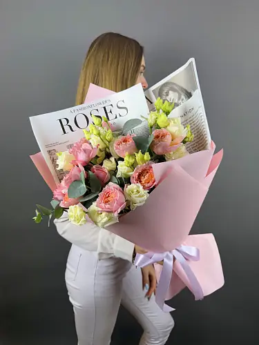 Букет живых цветов из кустовых роз и эустомы
