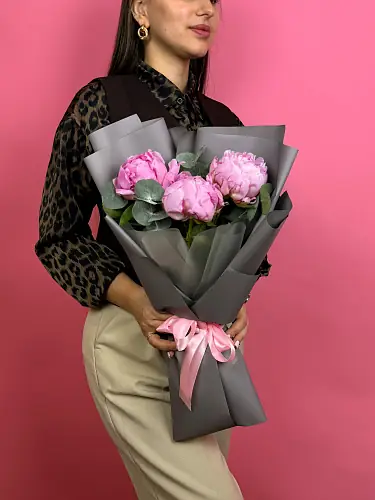 Букет живых цветов из 3 пионов с эвкалиптом