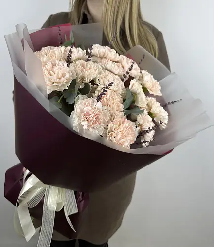 Букет живых цветов из Диантусов и Лаванды