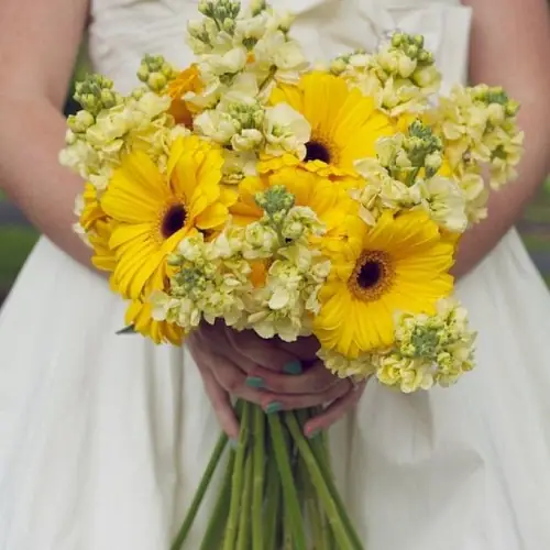 Букет невесты с герберой и маттиолой 