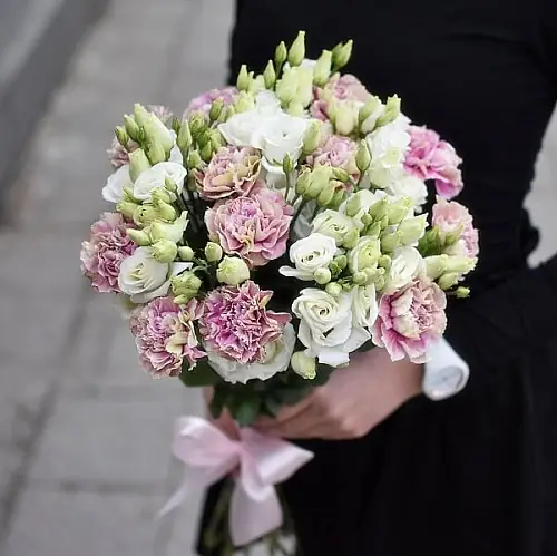 Букет из белой эустомы и гвоздики 