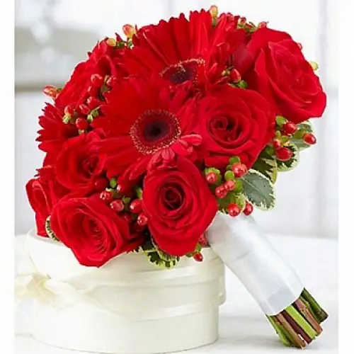 Букет невесты с герберами и розами